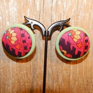 <3  Retro Fun Fabric Button Earrings    <3